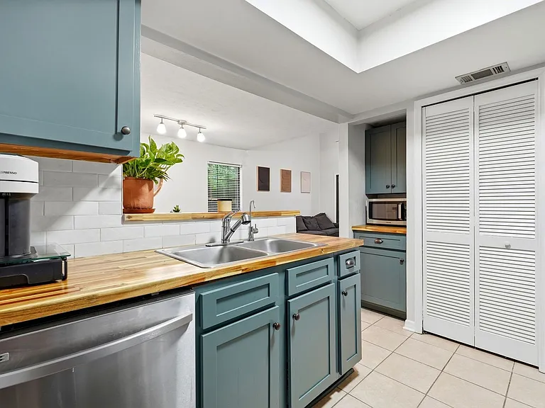 900 SW 62nd Blvd #B5 — Photo 6
