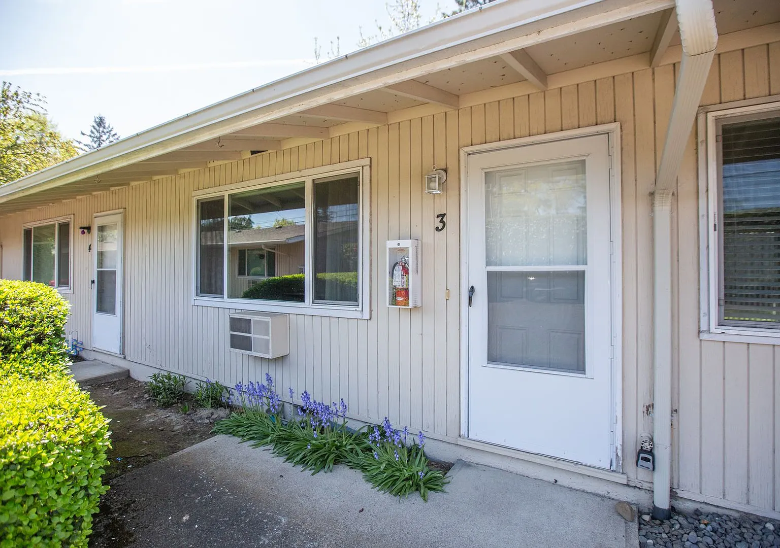 Laurel Lane Apts — Photo 2