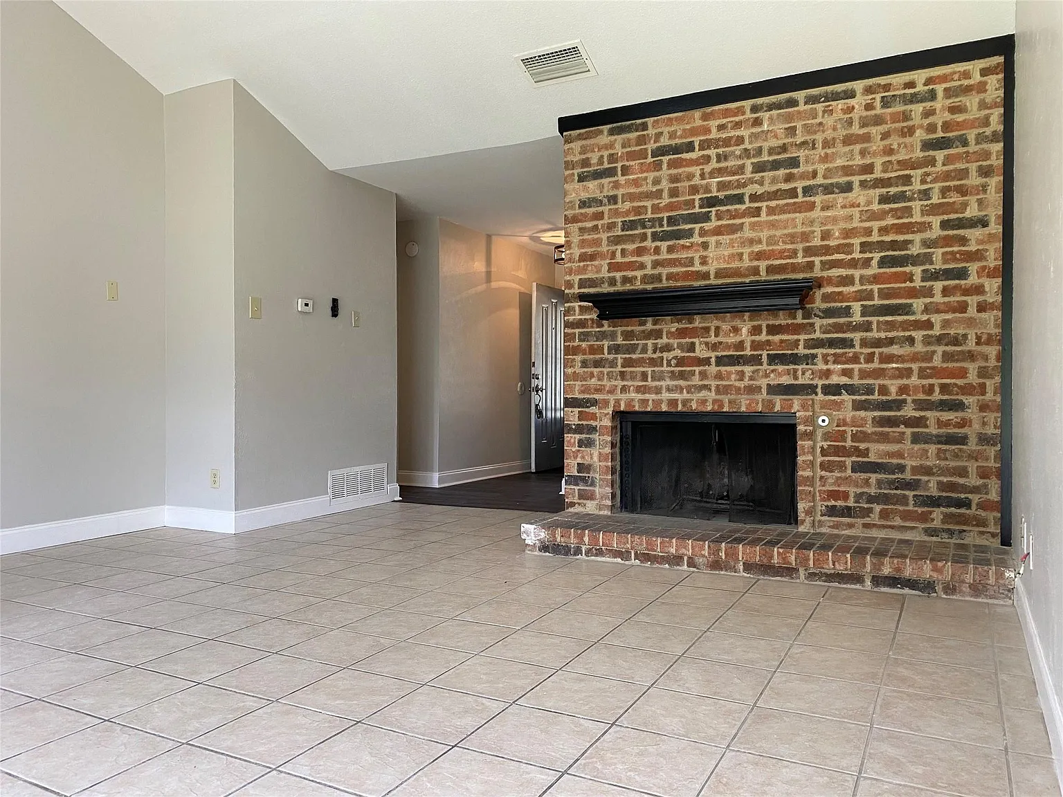 4 bed, 1700 sqft, $2,395 — Photo 2