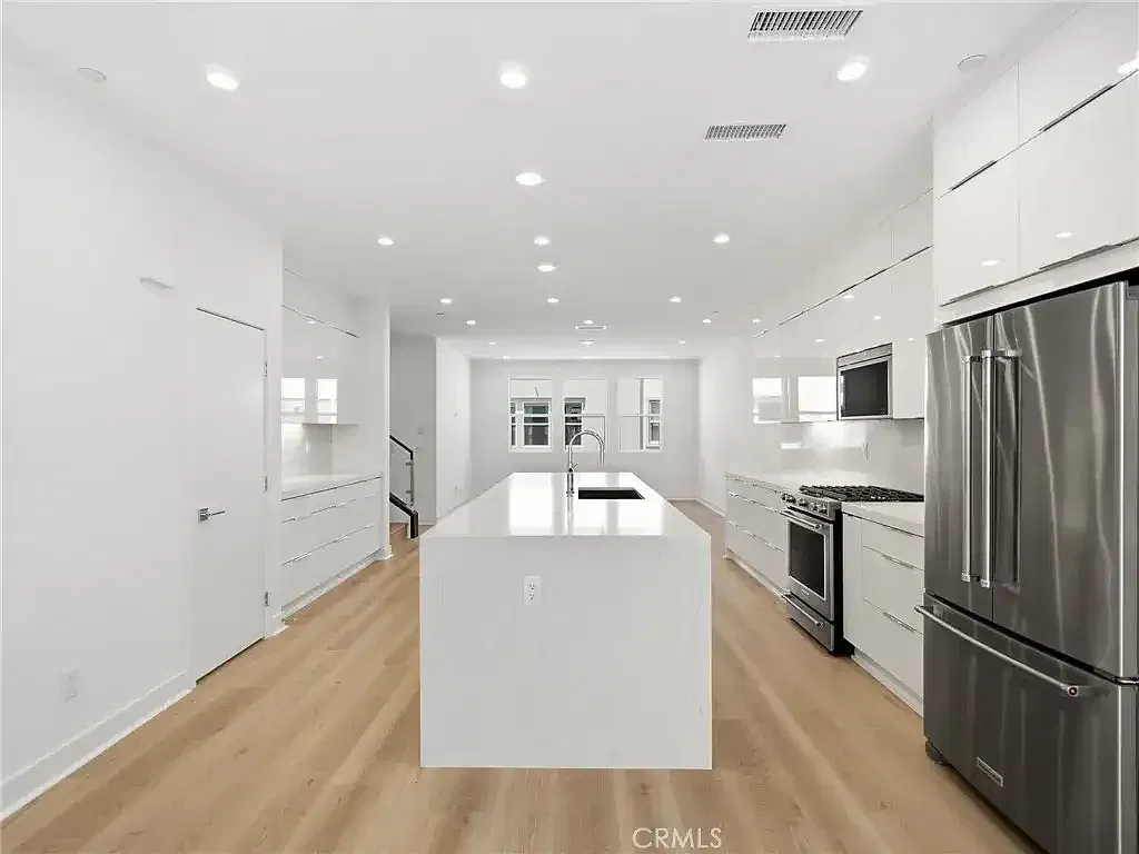 4 bed, 2192 sqft, $6,500 — Photo 4