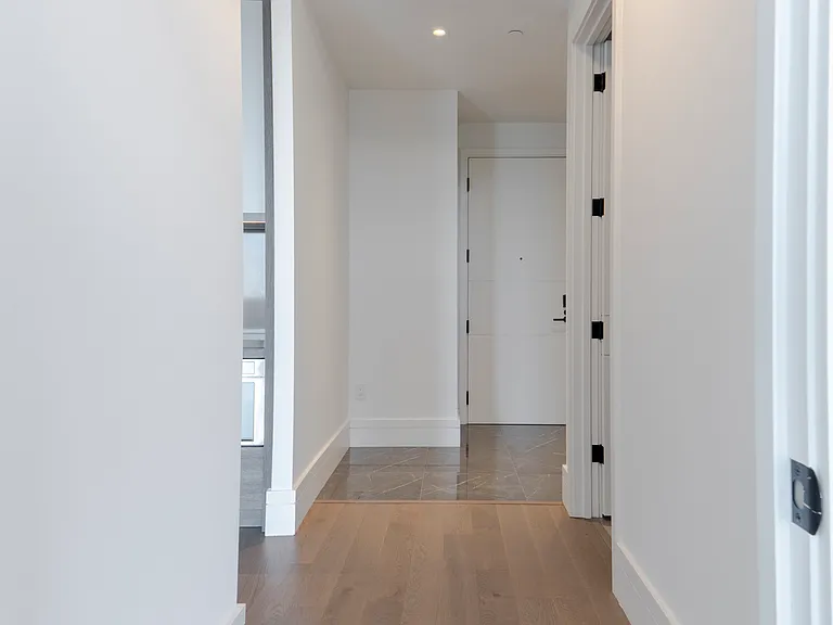 215 Lonsdale Rd — Photo 39
