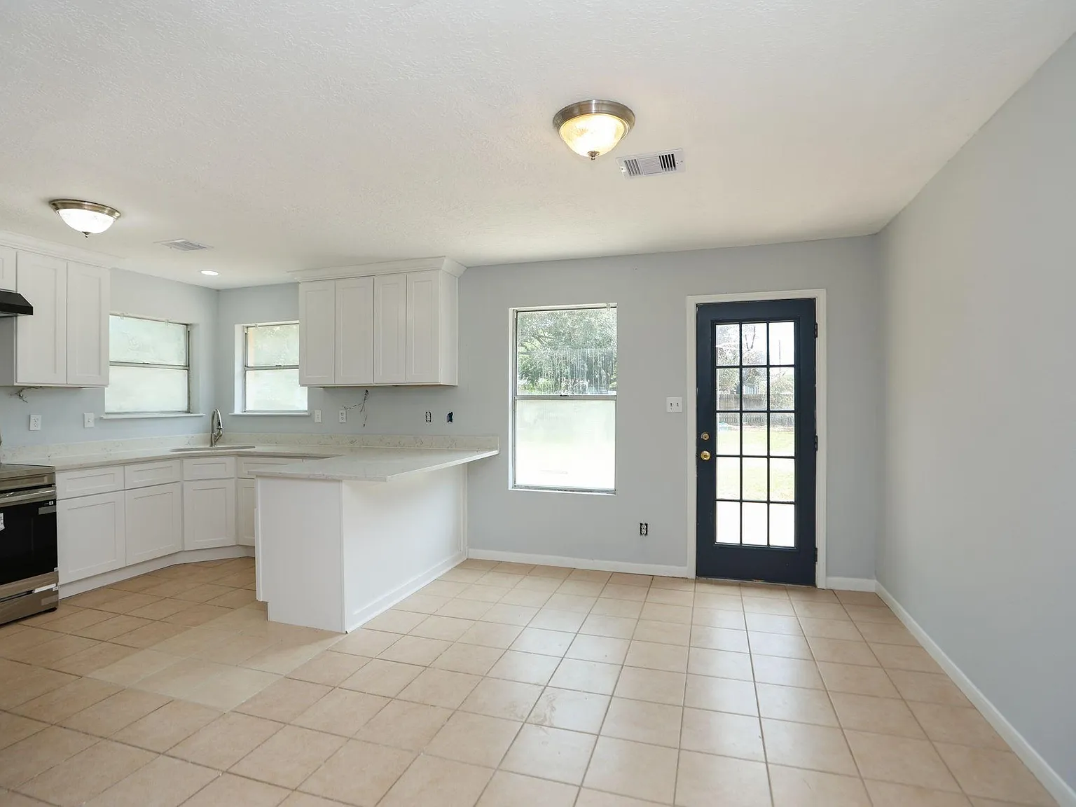 3 bed, 2.0 bath, 1556 sqft, $3,000 — Photo 4