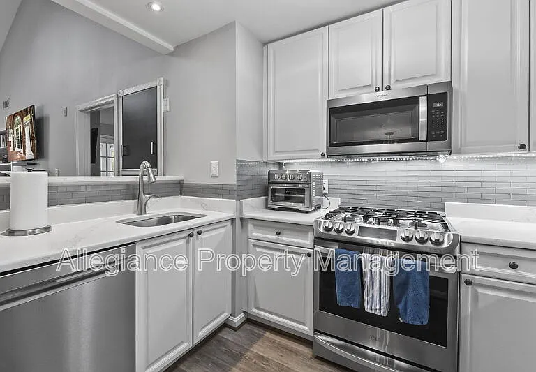 171 Somervelle St #406 — Photo 5