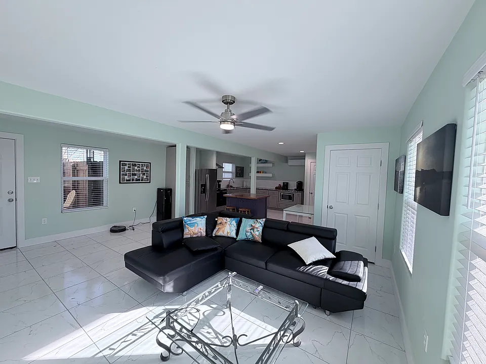 459 Live Oak Ln