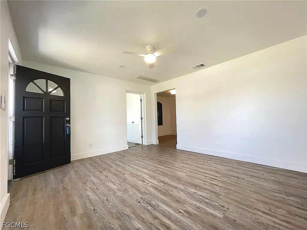 3 bed, 2.5 bath, 1418 sqft, $2,000 — Photo 2