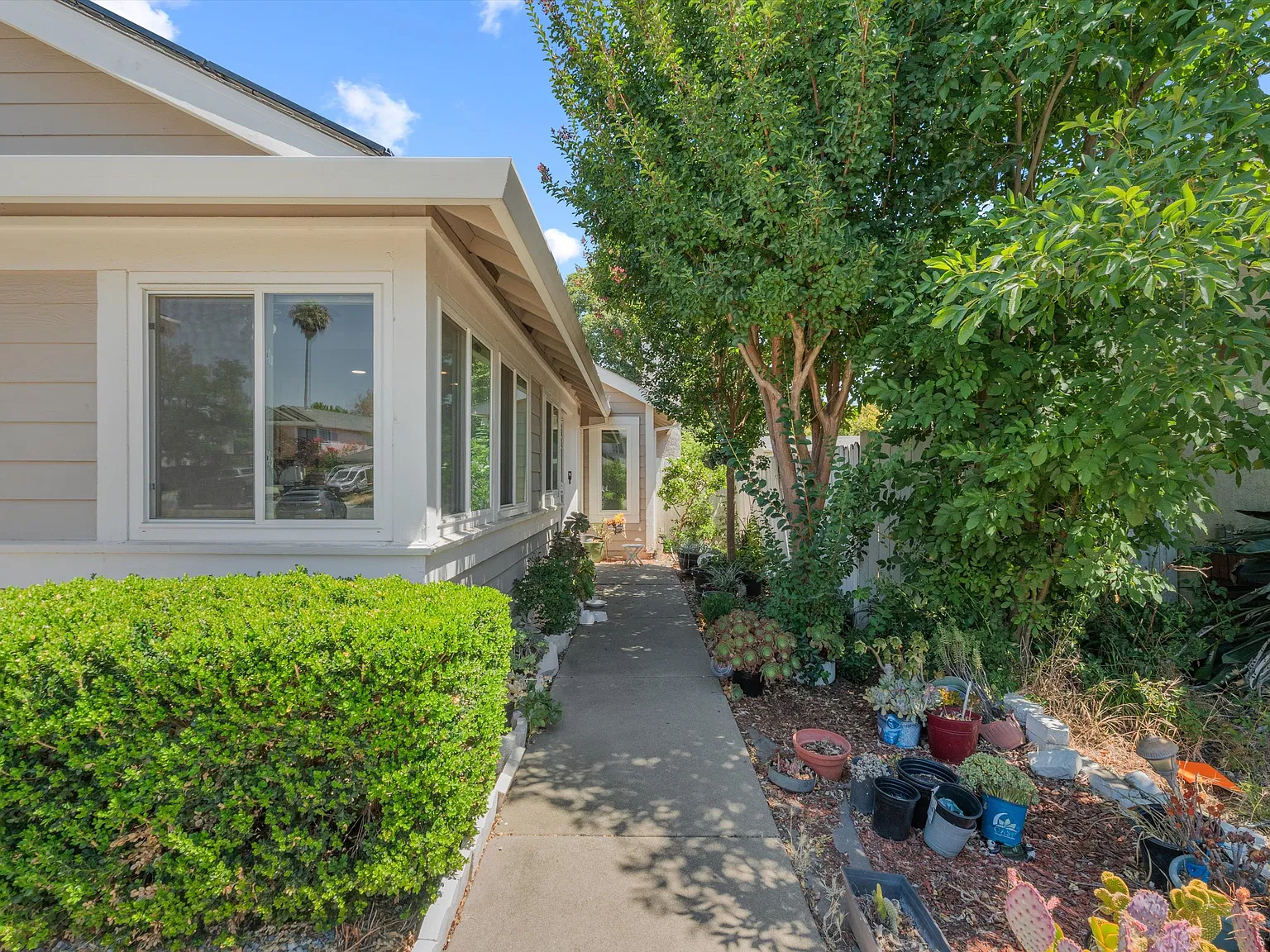 3 bed, 1210 sqft, $2,400 — Photo 4