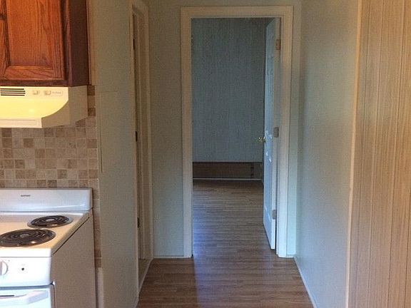 Hallway to bathroom & bedroom