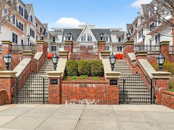 225 Stanley Ave #204, Mamaroneck, NY 10543