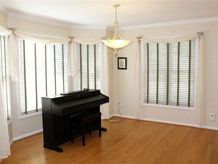 121 Brittany Cir — Photo 3