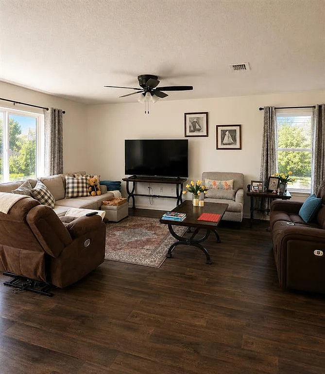 4 bed, 2.0 bath, 1856 sqft, $2,000 — Photo 2