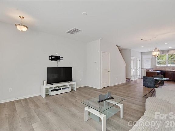 5th image of 117 N Island Village Dr