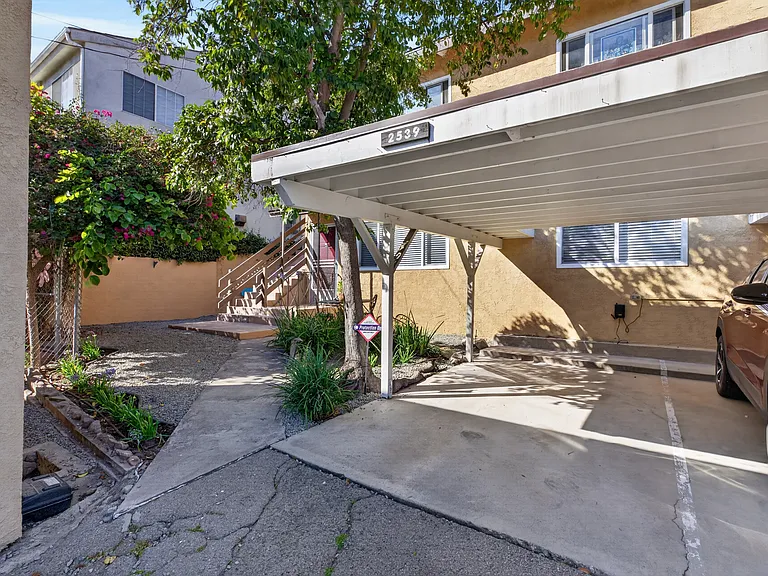 2539 Manhattan Ave — Photo 30