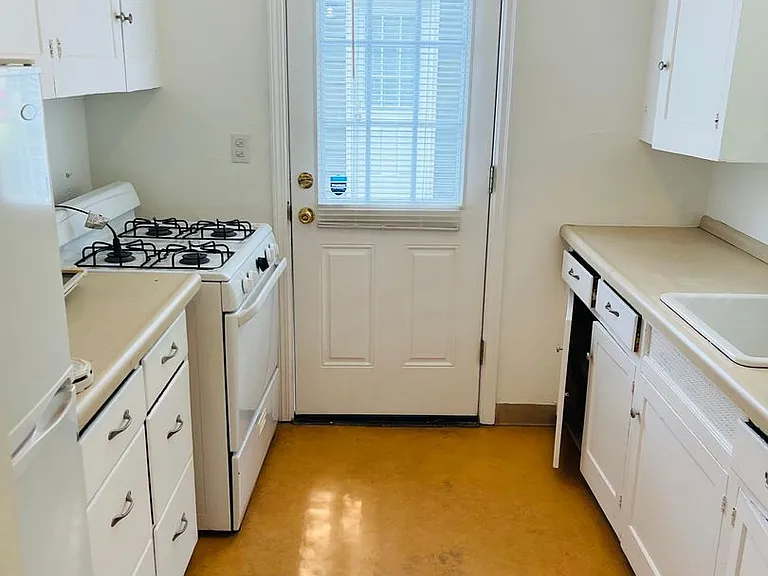 1bed/1bath Garden Level Apartment near N Interstate Ave — Photo 9
