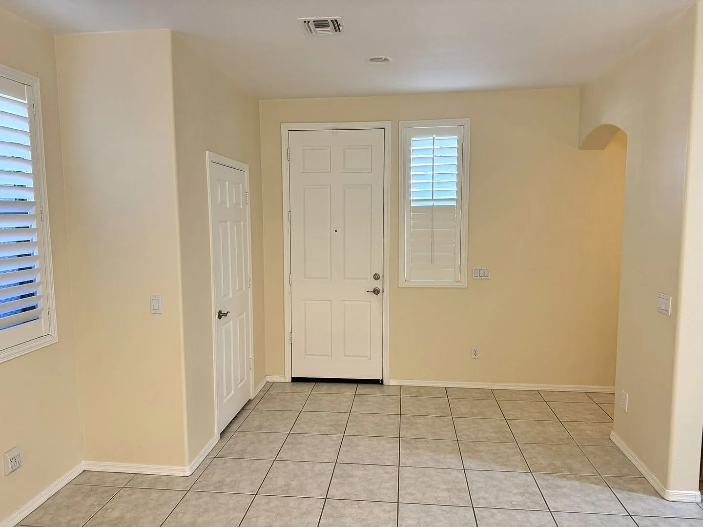 Beautiful, Single Level 4 Bedroom, 2 Bath Home In Goodyear — Photo 3