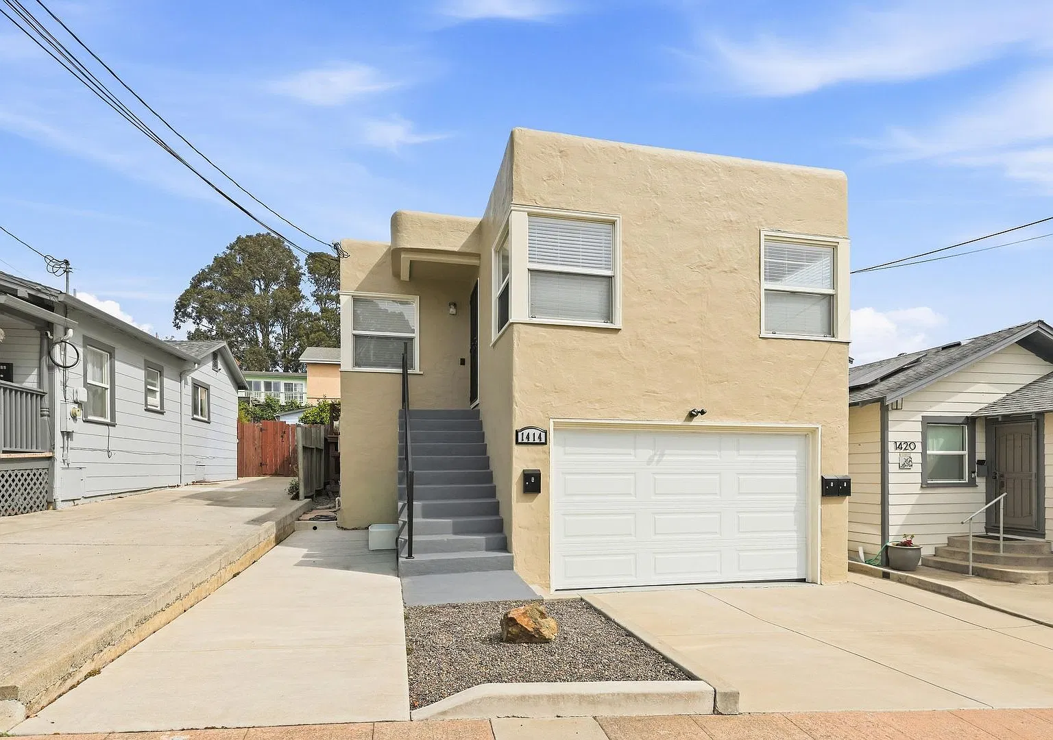 Beautiful 2 Bedroom Upstairs Unit In Desirable Richmond Annex! — Photo 1