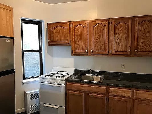 3rd image of 216 6th Ave #3S