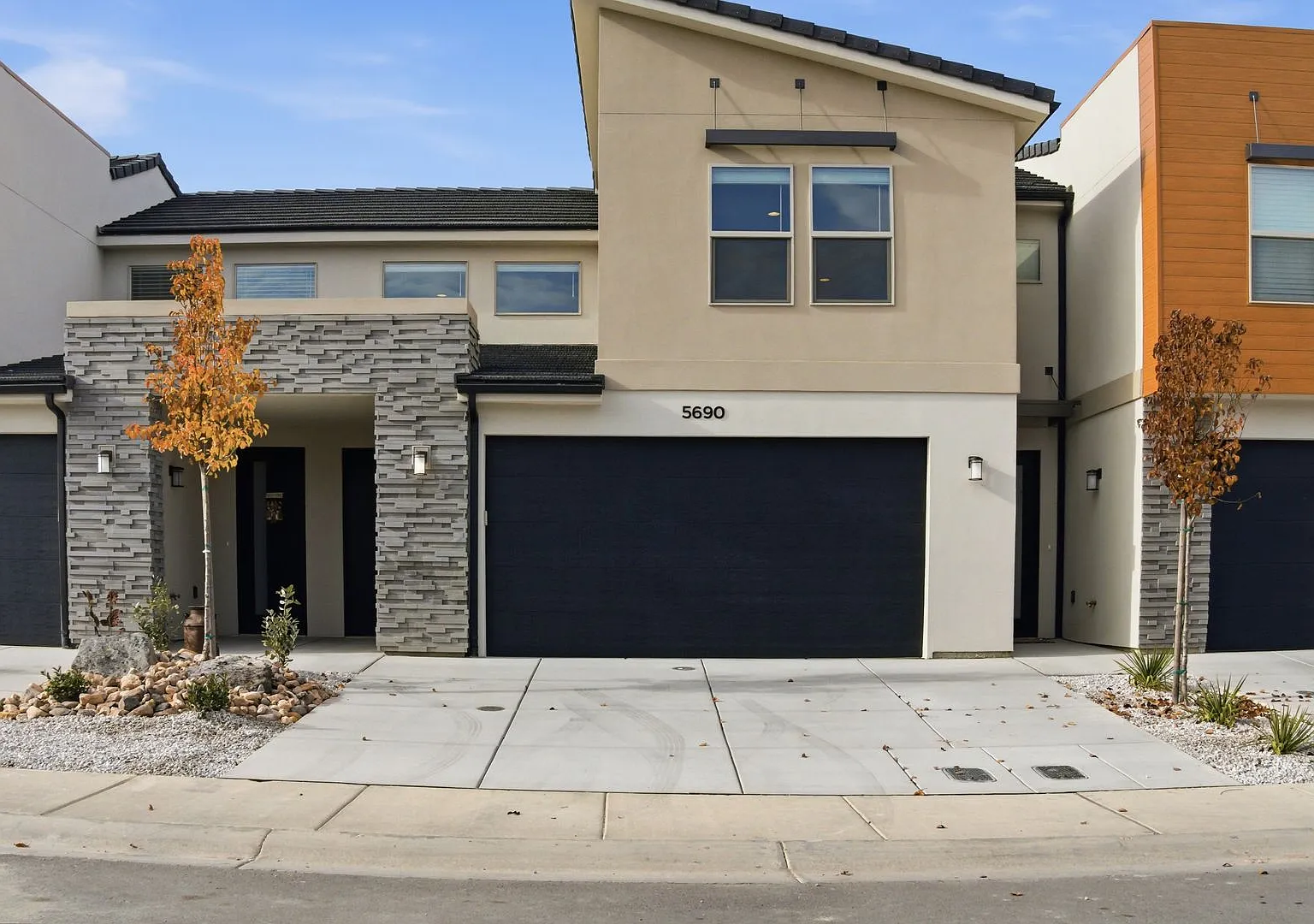 South Desert Townhome with EVSE Outlet — Photo 2