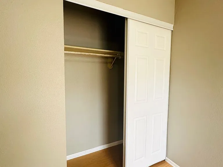 421 S Hawthorn Cir — Photo 5