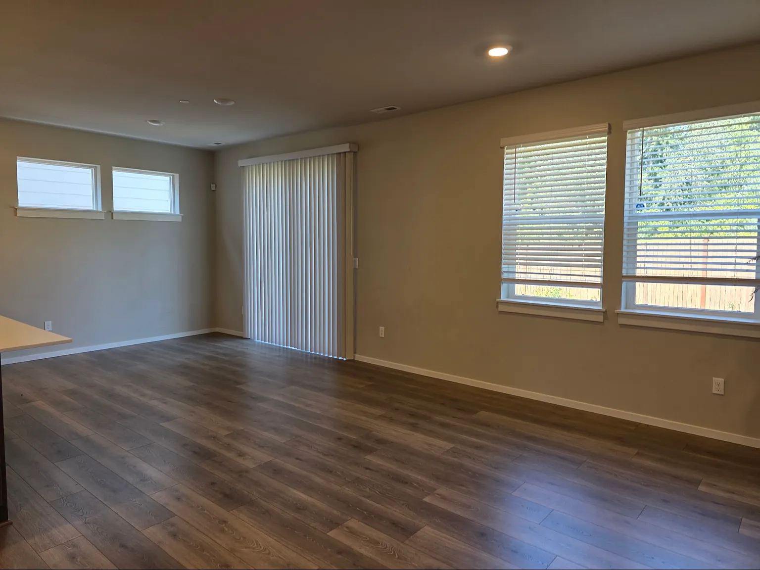 5 bed, 2770 sqft, $4,550 — Photo 4