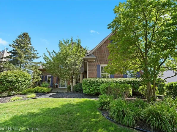 45822 Bristol Cir, Novi, MI 48377