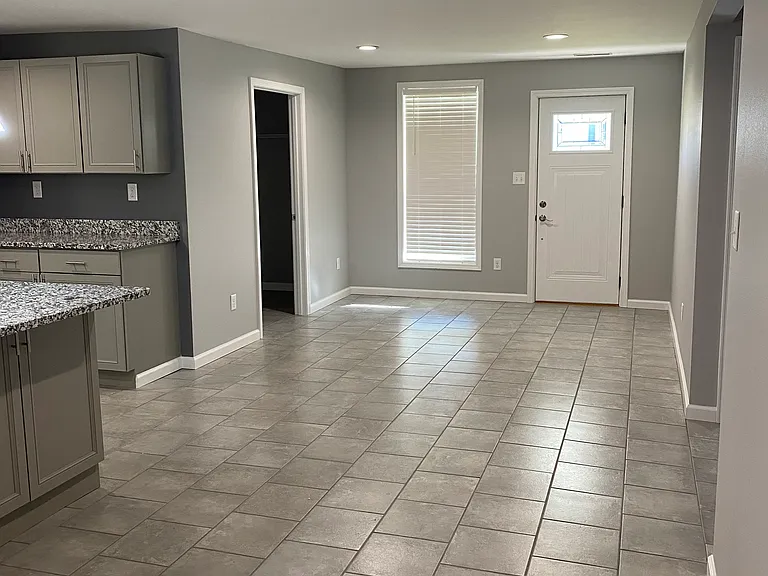 422 E North St — Photo 5