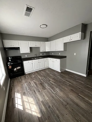 159 E Thomas St Photo 1