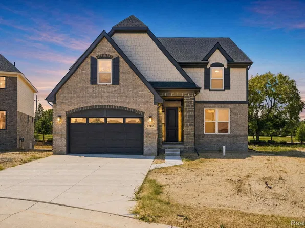 42435 Magnolia Dr, Sterling Heights, MI 48314