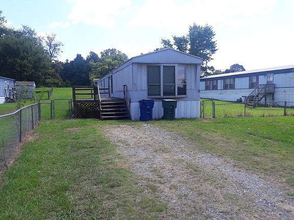Front - partially fenced in front yard