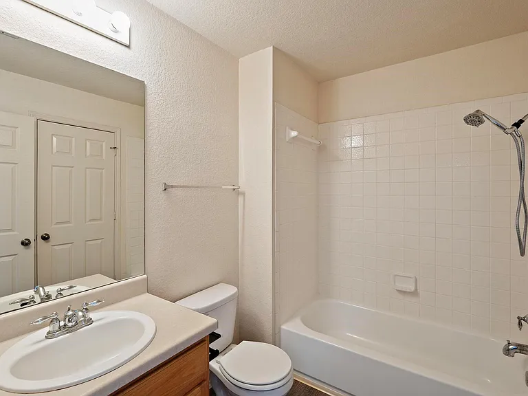 570 Hogan — Photo 18