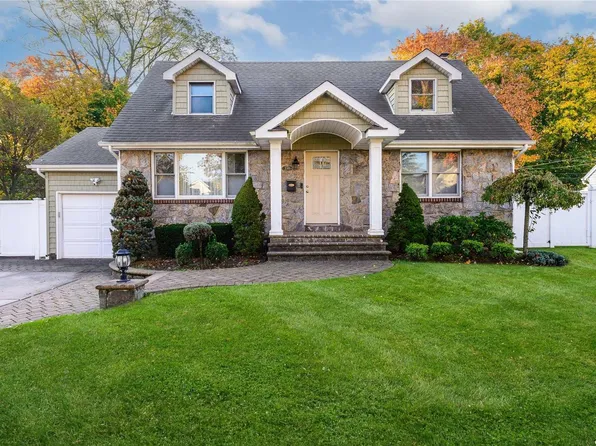 110 Parkway Drive, Westbury, NY 11590