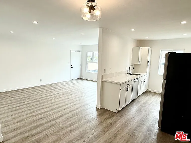 1000 Havenhurst Dr #7 — Photo 1