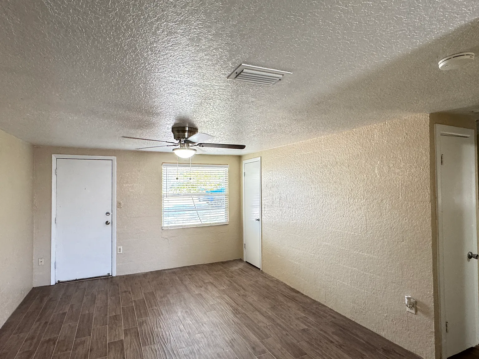 2/1 Duplex On Quiet Dead End Street — Photo 2