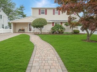 8 Fence Ln, Levittown, NY 11756