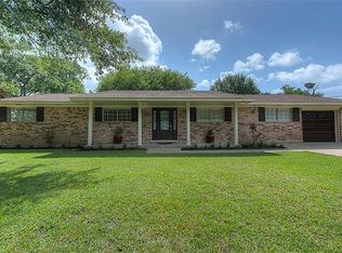 890 Schofield Dr, Bridge City, TX 77611