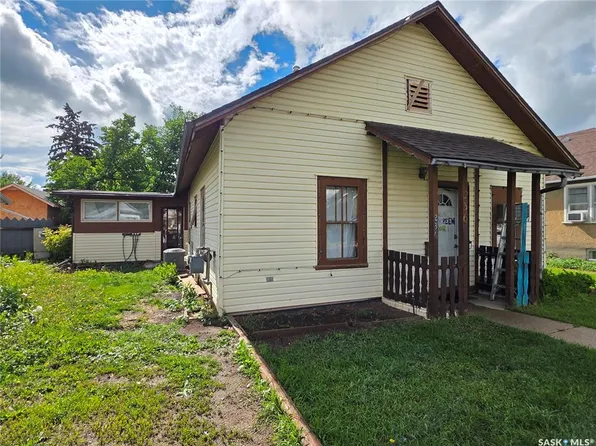 236 6th AVENUE NE, Swift Current, SK S9H 2M2
