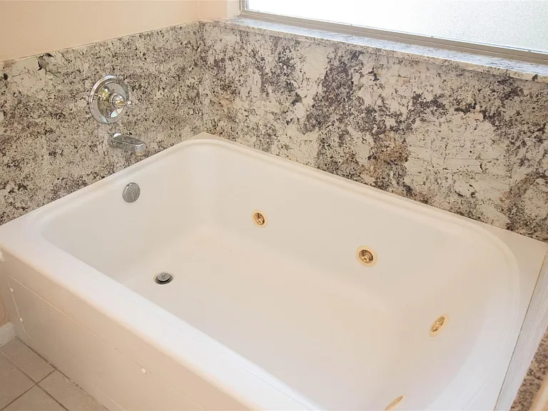2202 Crossmill Ln — Photo 39