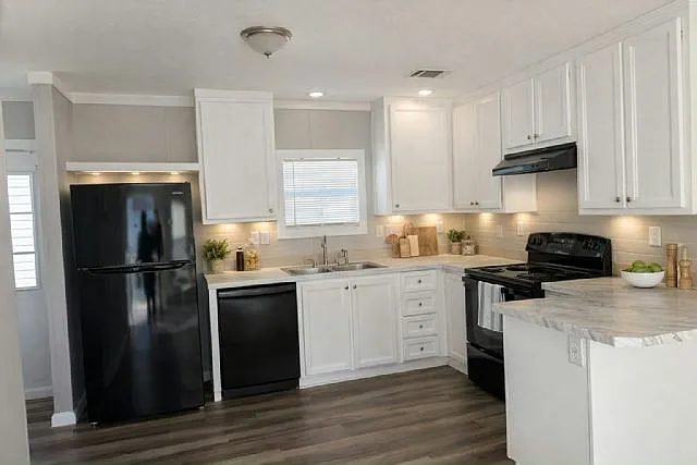 3 bed, 2.0 bath, 1056 sqft, $2,050 — Photo 2