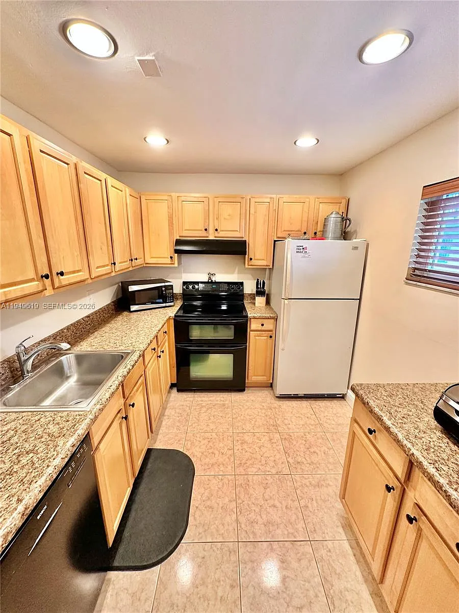 Building Photo - 7561 NW 16th St #2208