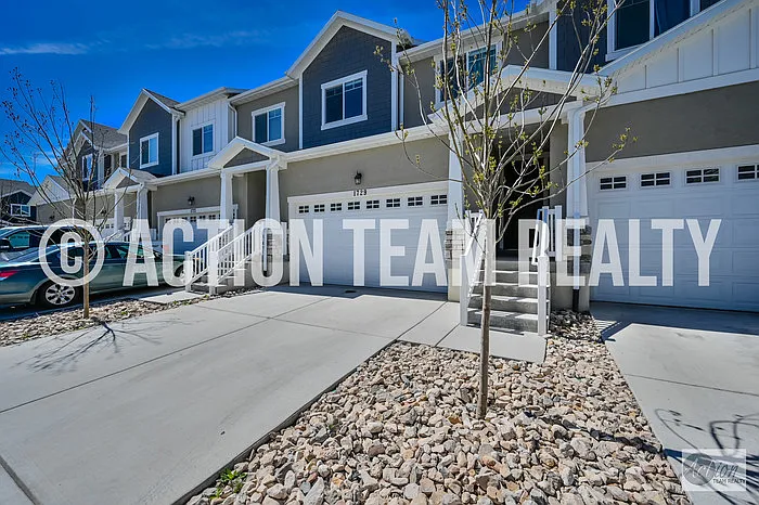 3 bed, 2.5 bath, 2296 sqft, $2,195 — Photo 3
