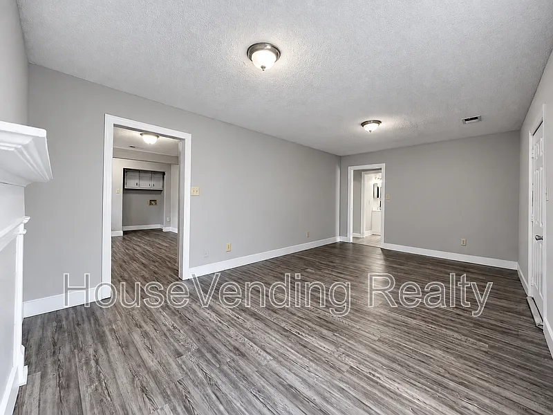 3 bed, 1.0 bath, 992 sqft, $1,595 — Photo 2