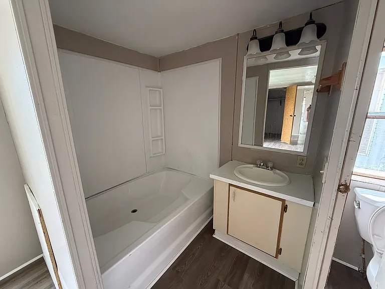 1003 W 3rd St #7 — Photo 10