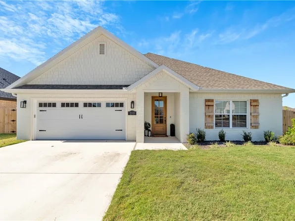 213 Maroon Ave, Fayetteville, AR 72704