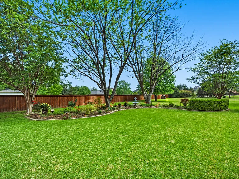 265 E Dove Rd — Photo 2