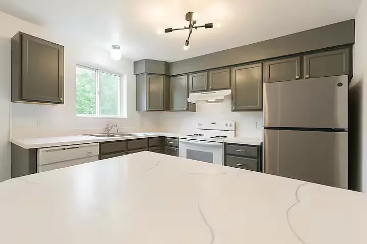 3 bed, 1200 sqft, $3,100 — Photo 2