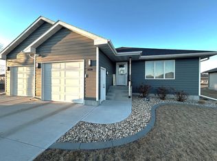 1528 Country Dr, Mitchell, SD 57301