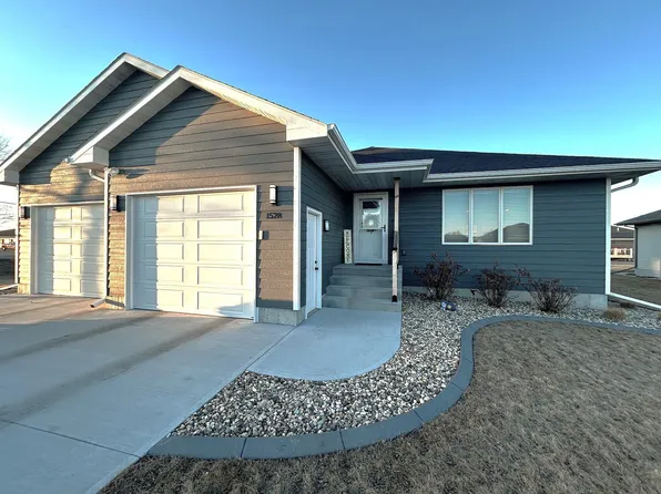 1528 Country Dr, Mitchell, SD 57301