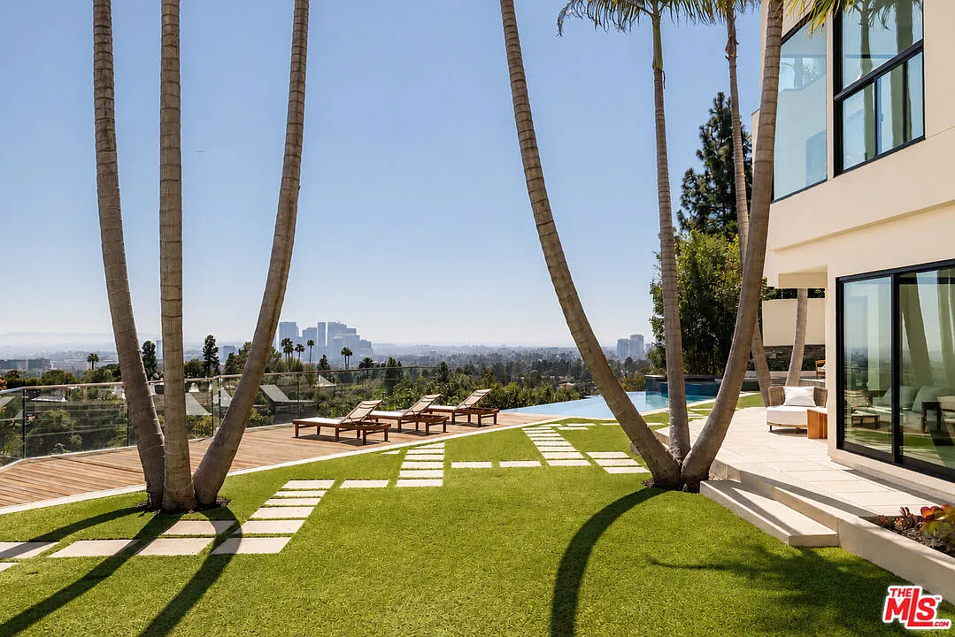 5 bed, 6.0 bath, 4623 sqft, $30,000 — Photo 4