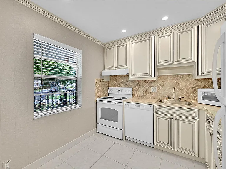 23 Abbey Ln #202 — Photo 4