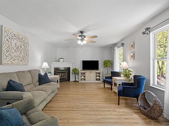 5th image of 8011 Maureen Dr