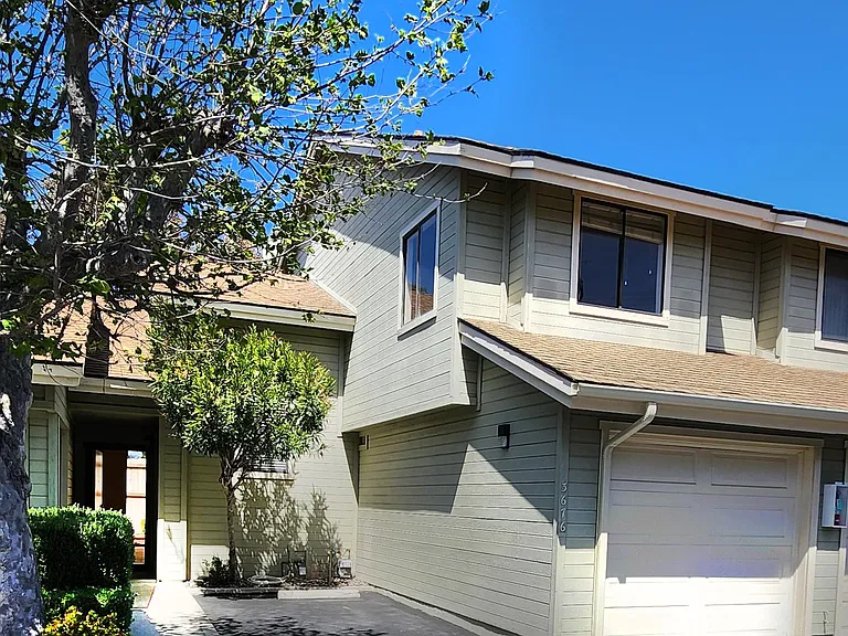 3676 Constellation Rd — Photo 2